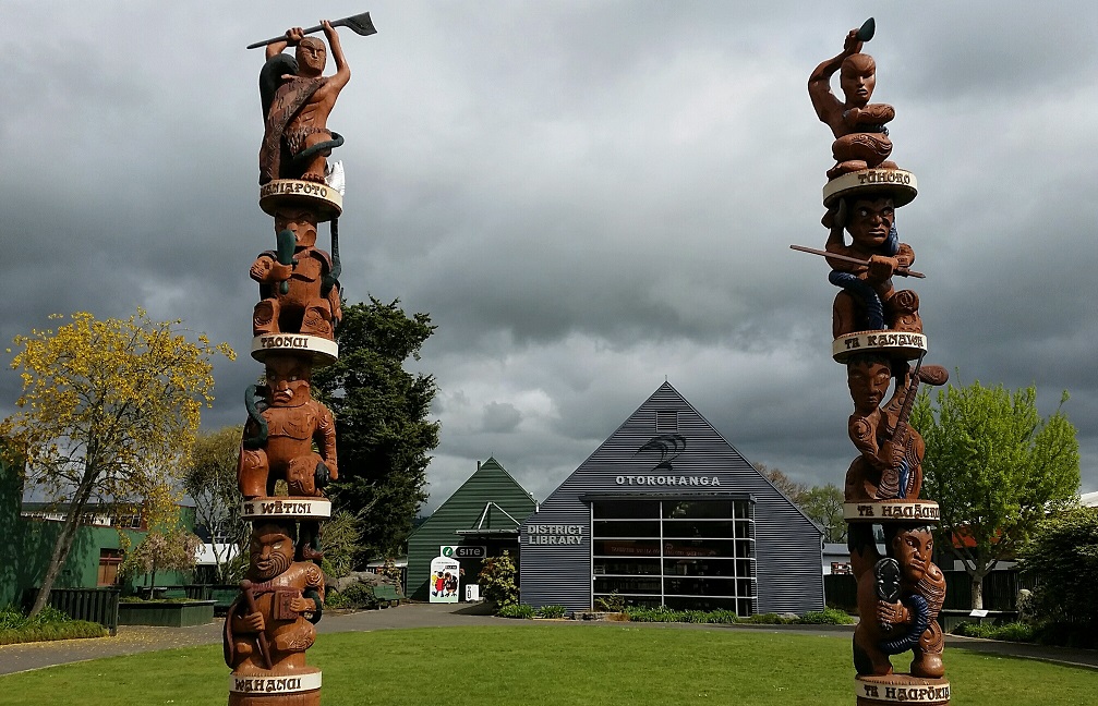 Otorohanga town centre with carved Maori Pou Pou